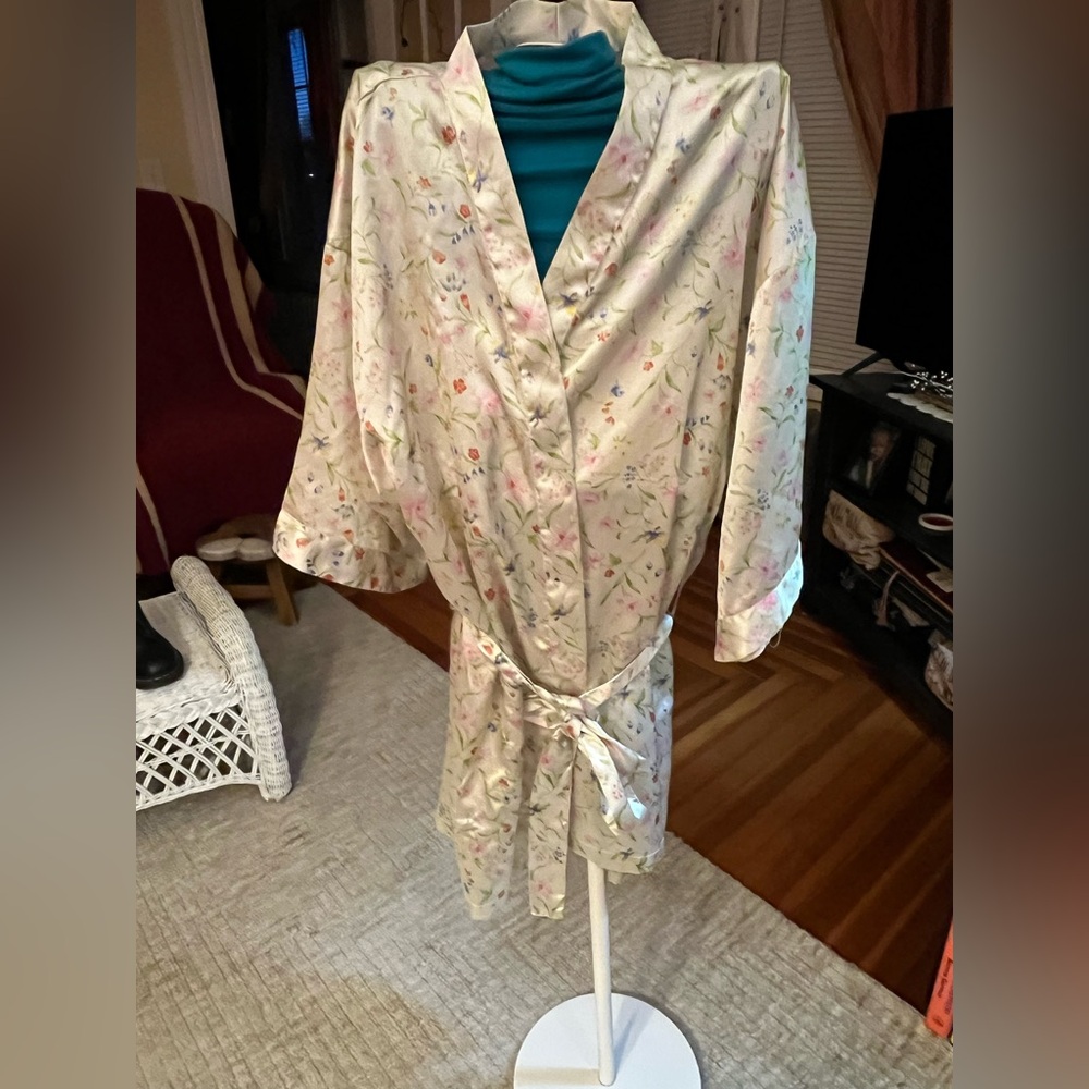 FINAL MARKDOWN PRICE! GREAT DEAL Vintage Whispers Floral Robe